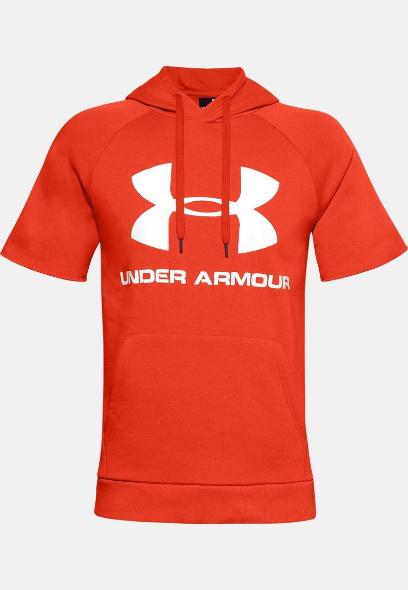 Felpa corta rossa con maniche corte, tasca frontale, cordini, grande logo bianco Under Armour e testo "UNDER ARMOUR" sul petto.