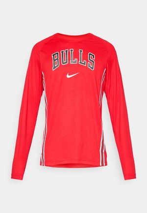 Czerwona koszulka sportowa z długim rękawem z napisem "BULLS" w czerni i bieli, z logiem Nike i białymi paskami po bokach. Gładka tekstura, sportowy design.