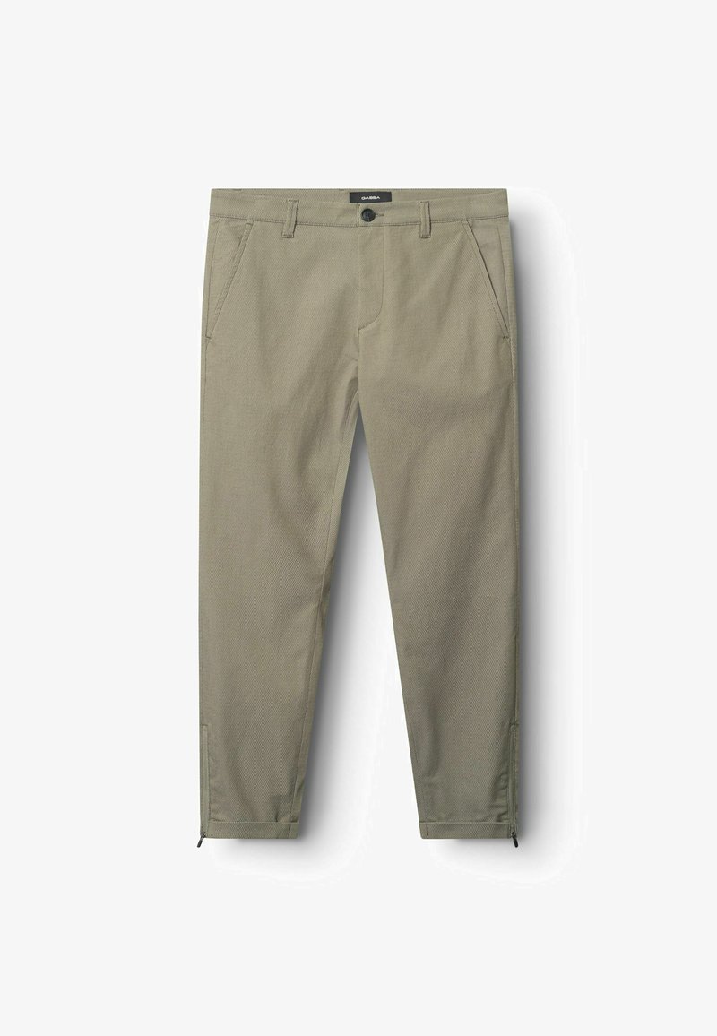 Khaki chinos z zrnato teksturo, ki vključujejo dva sprednja žepa, gumbasto zapiranje in zadrge pri gležnjih za prilagodljivo prileganje.