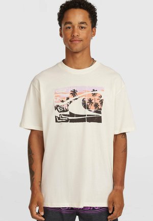 Kremasta majica s kratkimi rokavi, na kateri je grafični tisk sončnega zahoda na plaži s palmami, izdelana iz lahkega bombažnega blaga.