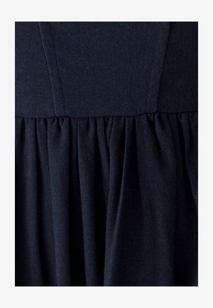 Marineblaues Kleid aus einem strukturierten, gewebten Stoff. Eng anliegender Oberkörper mit plissiertem Rockdetail, das unten eine fließende Silhouette schafft.