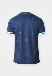 Maglia sportiva blu navy con motivo a chevron sottile e piccole forme geometriche azzurro chiaro, maniche corte con polsini a righe bianche e turchesi.