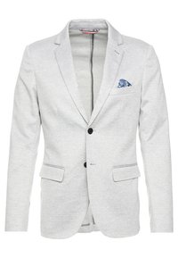Blazer gris claro de hombre con solapas con muesca, dos bolsillos delanteros con solapa, dos botones negros y un pañuelo de bolsillo azul con estampado.