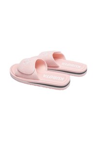 Sandales en caoutchouc rose avec une bride texturée et une semelle rembourrée. Présente un logo blanc et un accent gris sur le bord de la semelle.