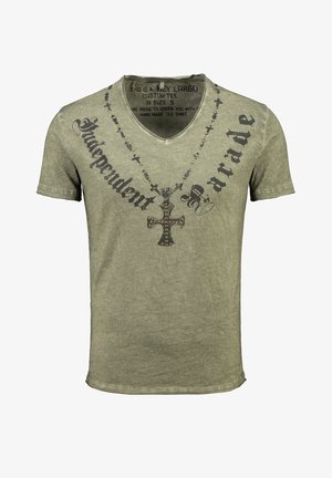 Olivengroene V-neck T-shirt met een graphic van een ketting met kruisjes en studs en de tekst "Independent Parade" in gotisch lettertype over de borst.