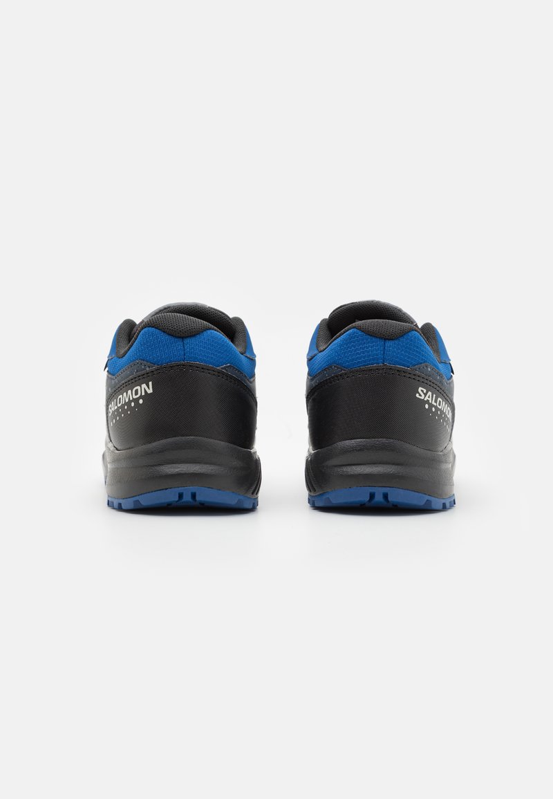 Czarno-niebieskie buty sportowe z teksturowaną cholewką, wyściełanym kołnierzem i wytrzymałą podeszwą. Logo umieszczone na pięcie w kolorze srebrnym.