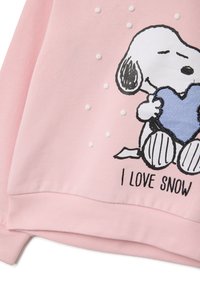 Felpa rosa con un cane dei cartoon che tiene un cuore blu e la scritta "I LOVE SNOW" con piccoli punti bianchi che assomigliano a fiocchi di neve.