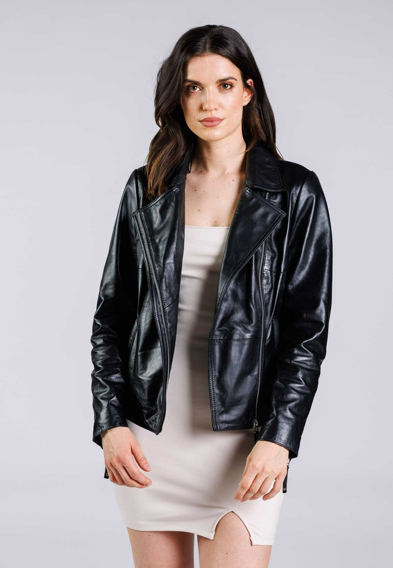 Svart läderjacka med dragkedja framtill, snipad krage och sidofickor. Materialet har en slät yta och en figursydd design.