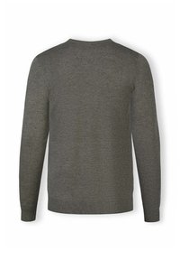 Pulover gri, tricotat, cu mâneci lungi, guler rotund și detalii cu nervuri la mansete. Textură netedă, design simplu, fără modele sau accente.