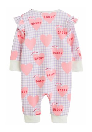 Lila rutmönstrad overall med rosa hjärtan och texten "JAG ÄLSKAR MIN PAPPA", med vita uppvikta ärmar och benöppningar.
