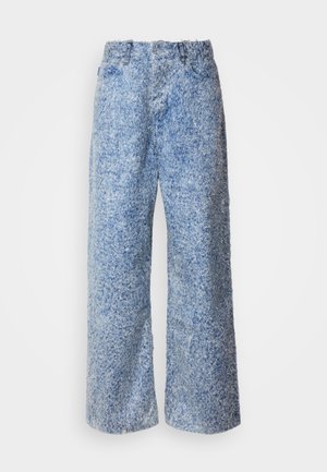 Jean bleu flou à jambes larges avec une finition texturée, doté d'une taille traditionnelle et de quatre poches, fermeture par bouton et zip à l'avant.