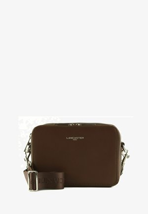 Borsa a tracolla sintetica marrone con forma rettangolare, hardware in metallo argentato e logo sulla parte anteriore. Dotata di una tracolla removibile.