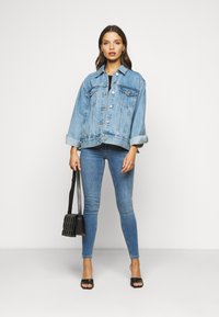 Gina Tricot Petite HIGH WAIST - Aptempti džinsai - mid blue