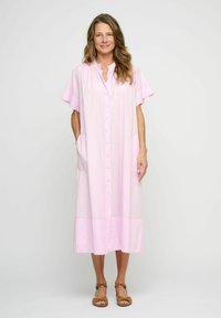 Vestito rosa chiaro, fino al ginocchio, con maniche corte, chiusura a bottoni, tasche e vestibilità comoda. Realizzato in un tessuto morbido con una texture liscia.
