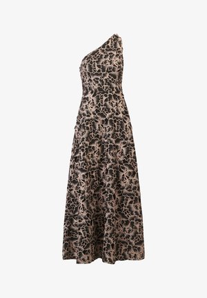 Een maxi-jurk met één schouder van stof, gekenmerkt door een ingewikkeld zwart en beige bloemenpatroon; een aansluitend lijfje dat overgaat in een uitlopende rok.
