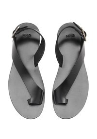 Sandali in pelle nera con un design a tracolla, dotati di chiusura con fibbia e suole piatte. Texture liscia con accenti minimi.