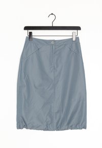 Jupe grise mi-longue en tissu léger. Dispose de poches avant, d'une fermeture à un bouton et d'un ourlet froncé. Suspendue sur un cintre noir.
