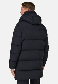 Námořnická puffer bunda s kapucí, s prošívaným designem, bočními kapsami a střední délkou. Hladký povrch s lesklým povrchem.