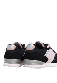Melnas un rozā sneakers ar teksturētu audumu, sudraba akcentiem un gumijas zoli. Iekļauj logotipu un izteiktas dizaina līnijas sānos.