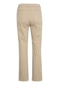 Pantaloni in cotone beige con design a gamba dritta, dotati di due tasche posteriori e una finitura leggermente testurizzata. La vita è standard con passanti per la cintura.