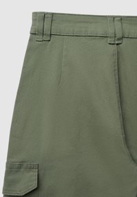 Cargo-Shorts aus olivgrünem Stoff mit glatter Textur, ausgestattet mit einem flachen Bund und Seiten Taschen für Funktionalität und Stil.