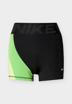 Mustad spordipüksid roheliste ja kollaste küljeosadega, millel on lai vöökoht tekstiga "NIKE" ja väike valge Nike tuulesulelogo.