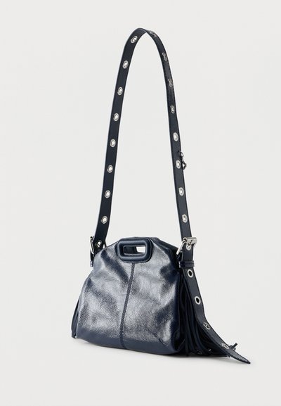 Τσάντα χειρός από δέρμα σε ναυτικό μπλε χρώμα με λαβή κομμένη, ρυθμιζόμενο λουρί ώμου με οπές και χαλαρή, υφή στο σώμα της.