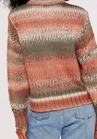 Pull en maille à rayures roses, vertes et crème, avec un col montant et des poignets côtelés. Texture douce avec une coupe décontractée.