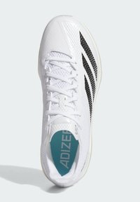 Valkoinen urheilukenkä, jossa on verkkopäällinen, mustat vinoviivat ja turkoosi sisäpohja, jossa lukee "ADIZERO." Kenkässä on valkoiset nauhat ja teksturoitu reuna.