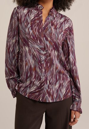 Langärmlige Bluse in einem mehrfarbigen abstrakten Muster aus Lila, Grau und gedecktem Orange; verfügt über einen rüschenden Kragen und eine Knopfverschluss.
