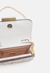 Torebka z kwiatowym wzorem, z białym wnętrzem, złotymi akcentami i łańcuszkowym paskiem. Posiada kieszeń wsuwaną oraz zamykaną na zamek komorę wewnętrzną.