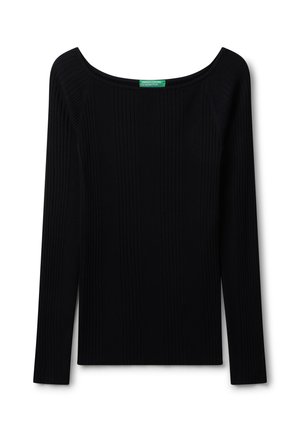 Top largo de manga negra con textura acanalada, escote amplio en forma de barco y diseño ajustado. Presenta una etiqueta de marca verde en el escote.