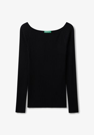 Maglietta nera a maniche lunghe con texture a coste, scollo a barchetta ampio e design aderente. Presenta un'etichetta del marchio verde sul collo.