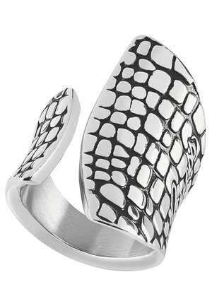 Åben sølvring med et asymmetrisk bredt bånd med et tekstureret mønster af reptilskæl med sorte accenter.