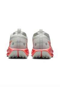 Scarpe sportive con parte superiore in mesh bianco, suola rosa vivace, dettagli grigi e un distintivo occhiello sul tallone per una facile vestibilità.