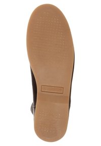 Černá kožená bota s plochou gumovou podrážkou, která má texturované gripové vzory a s vyraženým názvem značky "SHABBIES" na boku.