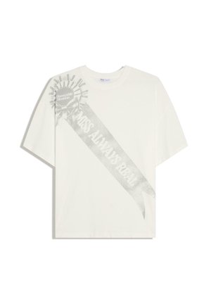 Hvid T-shirt med korte ærmer, der har et falmet gråt bånd med teksten "Miss Always Real" og en roset mærket "Honorable Mention" på venstre skulder.