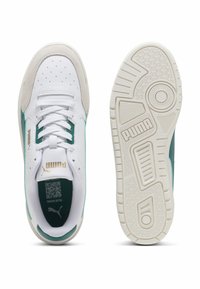Hvide sneakers med grønne detaljer, perforeret udsmykning og guld branding. Tykkere gummisåler med mønstret såler for greb.