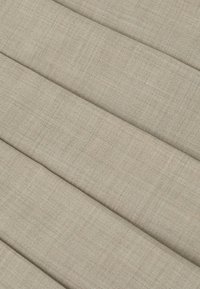 Beżowa tkanina w splot z delikatną teksturą i ukośnymi liniami, o jasnym, neutralnym kolorze odpowiednim do różnych zastosowań.