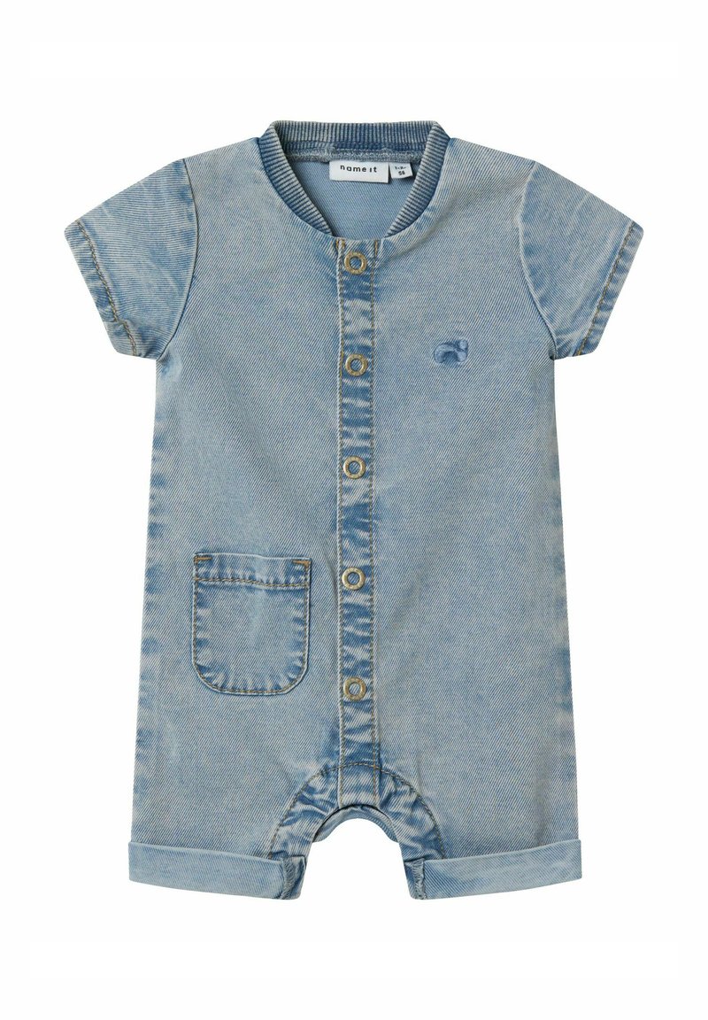 Romper de mezclilla de manga corta en azul claro con cuello redondo, cierre frontal de botones, un bolsillo en el pecho y pantalones cortos con puños.