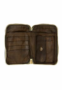 Portafoglio in pelle marrone con chiusura a zip. L'interno presenta diversi scomparti per carte e una tasca con chiusura a scatto. Texture liscia, dettagli minimi.