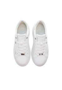 Vita sneakers tillverkade av slät syntetiskt material, med snörning, en strukturerad sida och en logotypdetalj på tungan.