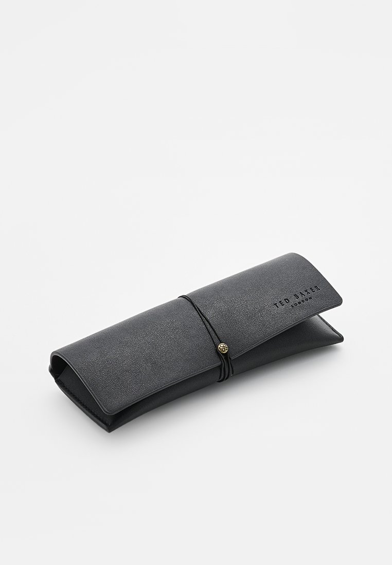 Schwarzes Leder-Brillenetui zum Aufrollen mit einer strukturierten Oberfläche, gesichert durch einen dünnen Kordel und einem goldfarbenen Dekoknopf.