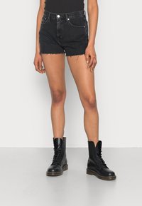 Tommy Jeans Farkkushortsit - black denim