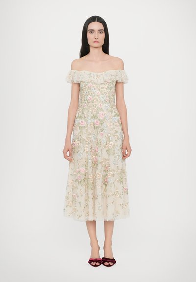 Vestido floral beige con escote off-the-shoulder, con rosas bordadas y flores azules; cuenta con un escote con volantes y una falda fluida y plisada.
