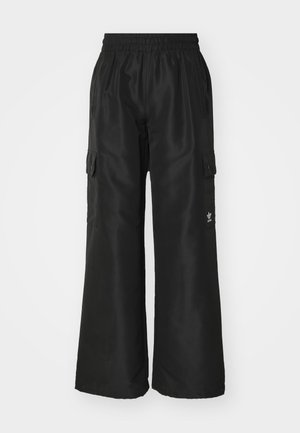 Schwarze Cargo-Hose mit elastischem Bund, weit geschnittenen Beinen und zwei Seitentaschen. Der Stoff ist glatt mit einem dezenten Glanz. Enthält ein Logodetail.