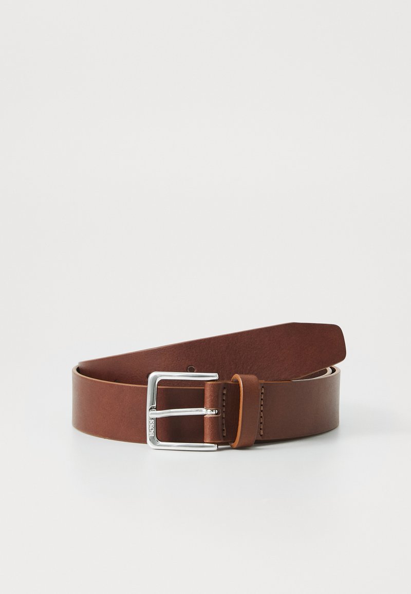 Καφέ δερμάτινη ζώνη με ασημί ορθογώνια πόρπη, διαθέτοντας λεία υφή και έναν μόνο βρόχο για ρύθμιση. Χωρίς διακοσμήσεις.
