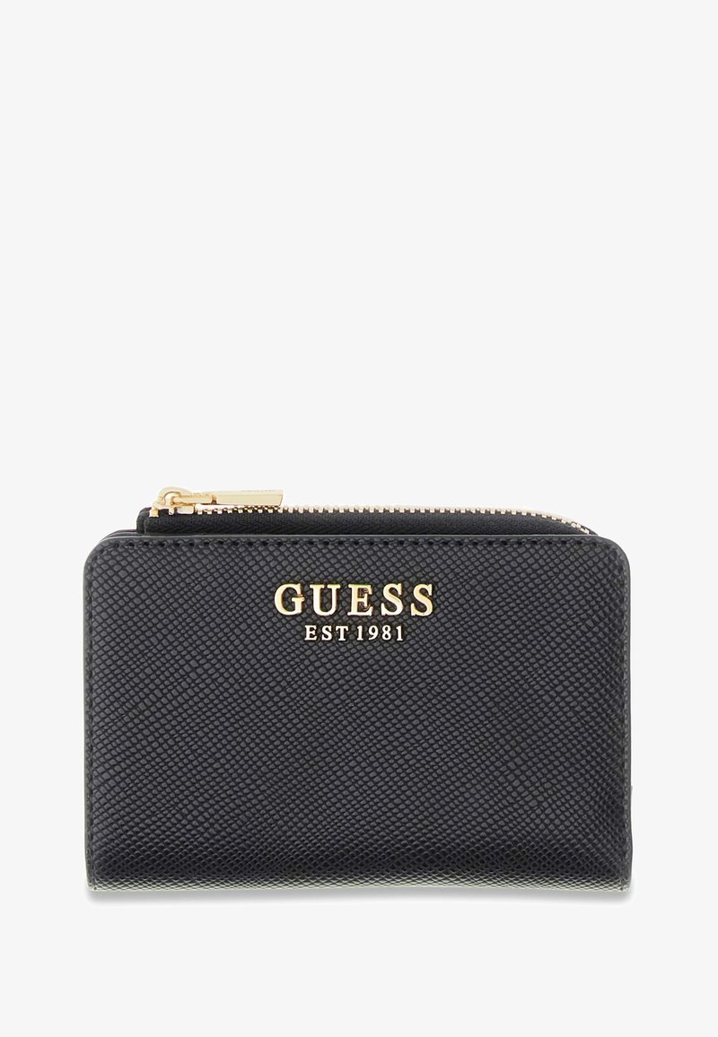 Portefeuille zippé en cuir noir texturé avec une fermeture éclair dorée et « GUESS EST 1981 » embossé en or sur le devant.