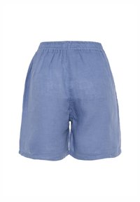 Pantaloni corti in lino blu con vita elastica, caratterizzati da una vestibilità comoda e una texture liscia. Nessuna tasca o elemento decorativo visibile.