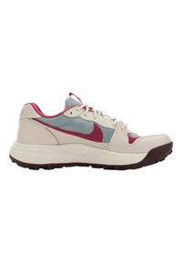 Lättvikts löparskor tillverkade av beige läder och mesh, med en rosa Nike-logotyp, grå accenter och en texturerad vinröd sula.